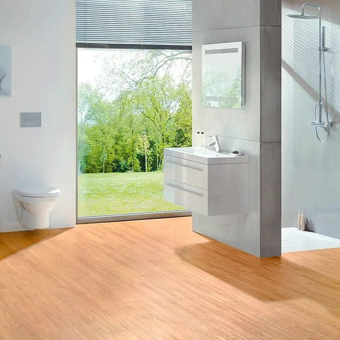 b!design Vinylboden Clic Aspen Eiche - 1.210 x 190 x 5 mm, Landhausdiele - Ein modernes Badezimmer mit einem weißen Waschtisch mit Schubladen, einem Spiegel und einer Dusche. Der Boden ist aus hellem Holz.