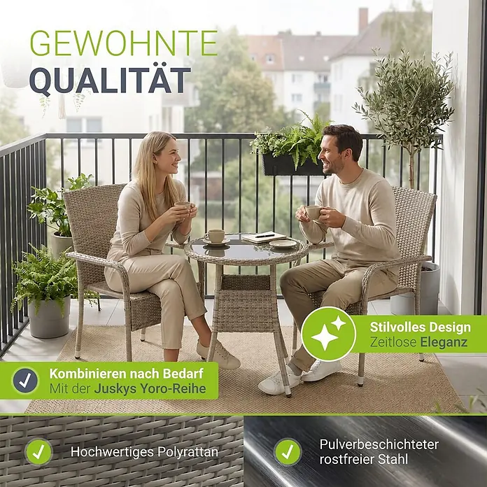 Juskys Gartenstuhl-Set Yoro - 6 Stk., Polyrattan, Stapelbar, Grau, B x T x H: 50 x 50 x 90 cm - Ein Balkonmöbelset aus grauem Polyrattan-Geflecht, bestehend aus Tisch und zwei Stühlen, genutzt von einem Paar auf einem Balkon.
