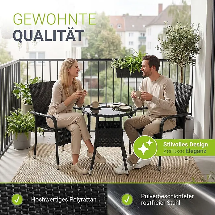 Juskys Gartenstuhl-Set Yoro - 8 Stk., Polyrattan, Stapelbar, Schwarz, B x T x H: 50 x 50 x 90 cm - Ein schwarzes Polyrattan Balkonmöbelset mit zwei Stühlen und einem Tisch, von einem Paar beim Kaffee genutzt.