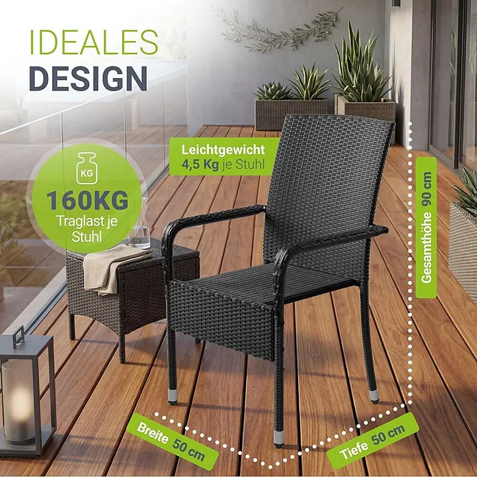 Juskys Gartenstuhl-Set Yoro - 8 Stk., Polyrattan, Stapelbar, Schwarz, B x T x H: 50 x 50 x 90 cm - Dunkelgrauer Sessel in Rattanoptik mit Armlehnen auf einem Holz-Balkon, neben einem passenden Beistelltisch.