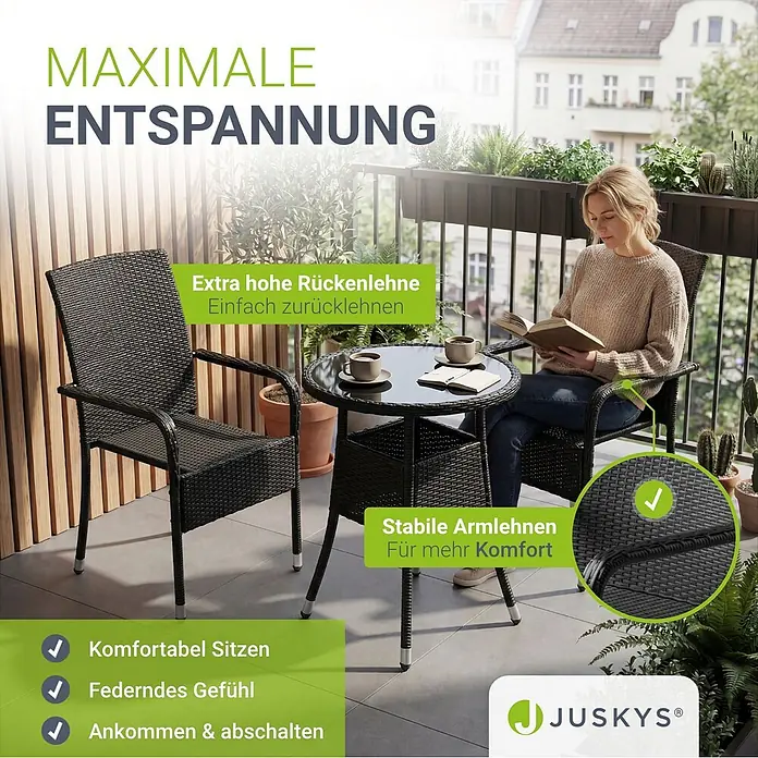 Juskys Gartenstuhl-Set Yoro - 8 Stk., Polyrattan, Stapelbar, Schwarz, B x T x H: 50 x 50 x 90 cm - Eine Frau entspannt auf einem Balkon-Bistroset mit zwei dunklen Polyrattan-Stühlen und einem runden Glastisch, liest ein Buch und trinkt Kaffee.
