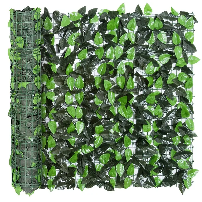 Outsunny Sichtschutzelement - Sonstiges, Grün - Grüner künstlicher Blätterzaun auf einem Netz, teilweise aufgerollt und abgerollt.