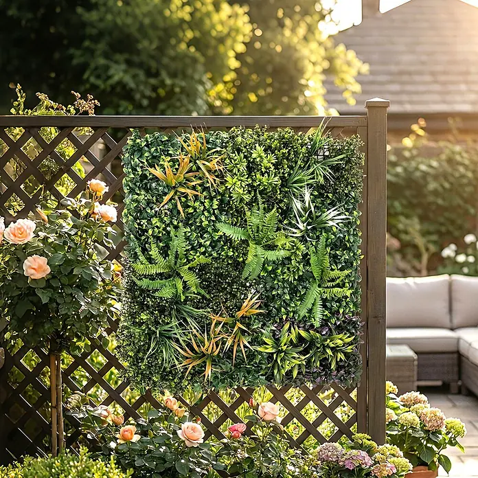 Outsunny Sichtschutzelement - B x H: 1 x 100 cm, Kunststoff, Grün, gelblich-braun, lila, weiß - Künstliche grüne Wandplatte mit vielfältigem Kunstlaub, darunter Farne und Gräser, verschönert einen Gartenzaun aus Holz.