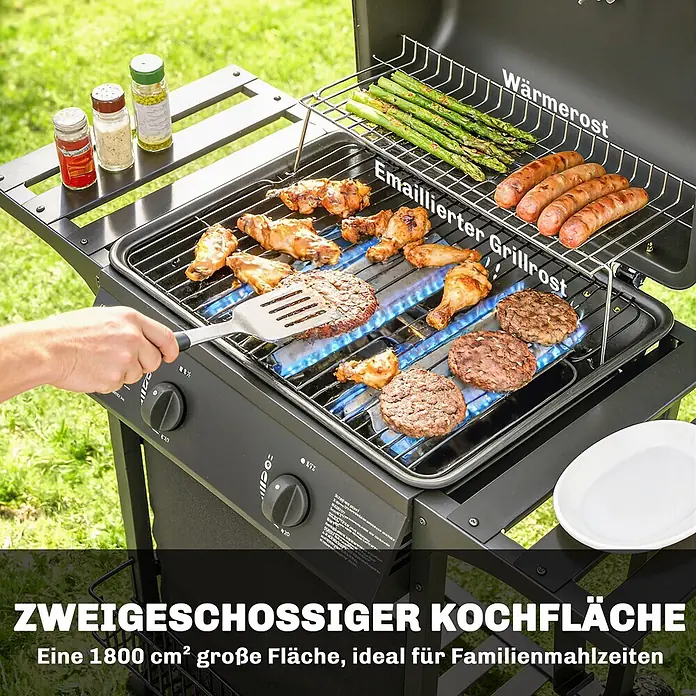 Outsunny Gasgrill - 5 kW, Anzahl Brenner: 2 Stk. - Schwarzer Gasgrill mit Essen auf zweistöckigem emailliertem Rost und Warmhalterost. Eine Hand wendet einen Burger mit einem Spatel.