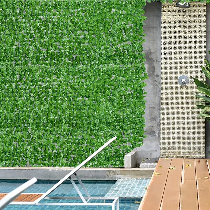 Outsunny Sichtschutzelement - Kunststoff, Hellgrün - Künstlicher grüner Efeublatt-Sichtschutzzaun als üppiger grüner Hintergrund neben einer Außendusche am Pool.