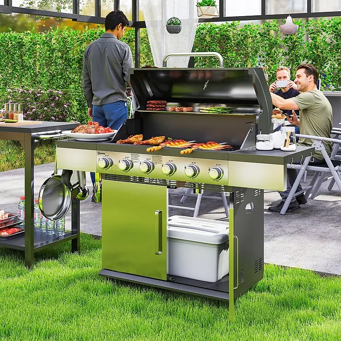Outsunny Gasgrill - 14,9 kW, Anzahl Brenner: 6 Stk. - Großer Gasgrill aus Schwarz und Edelstahl mit sechs Brennern, Beistelltisch und Stauraum, aktiv genutzt für ein Grillfest im Garten.