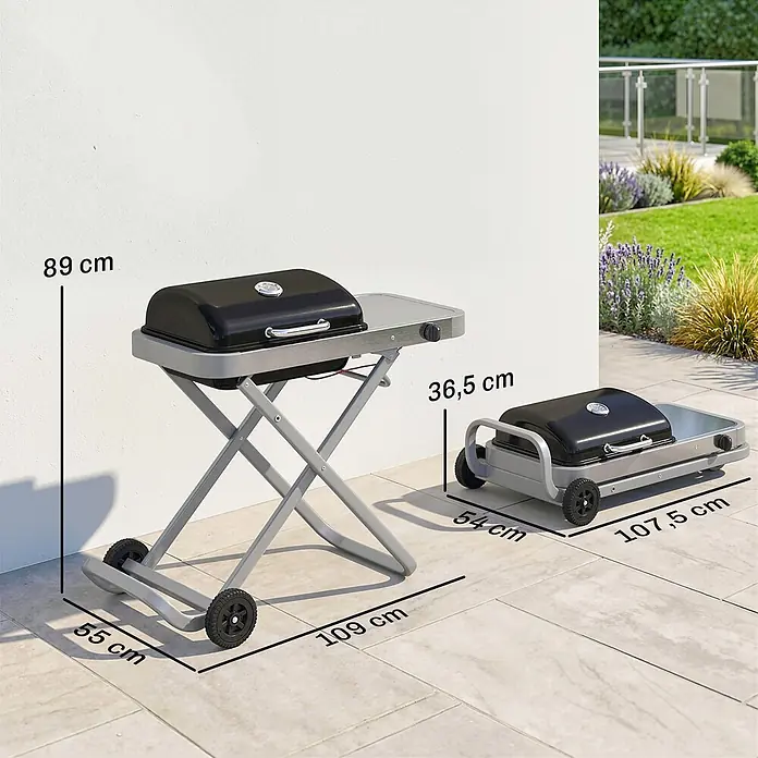 Outsunny Gasgrill - 2,5 kW, Anzahl Brenner: 1 Stk. - Schwarz-grauer tragbarer Grill mit Klappständer und Rädern, montiert und zusammengeklappt mit Maßen auf einer Terrasse gezeigt.