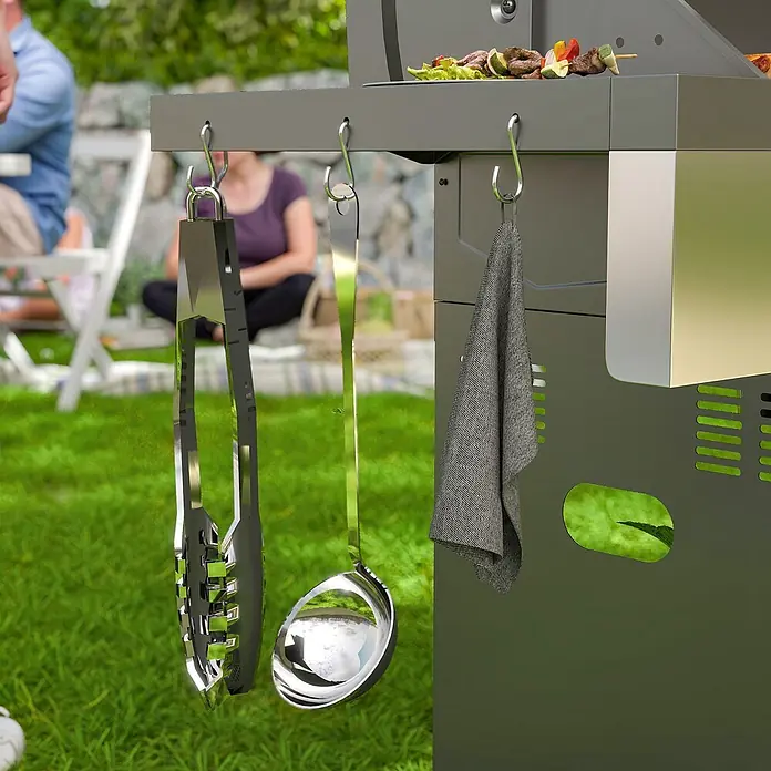 Outsunny Gasgrill - 14,9 kW, Anzahl Brenner: 6 Stk. - Silberne S-Haken halten Grillzange, Schöpfkelle und graues Tuch an einem dunkelgrauen Grill beim Outdoor-Barbecue.