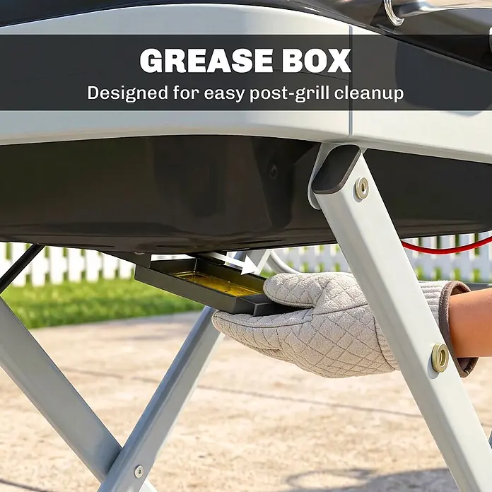Outsunny Gasgrill - 2,5 kW, Anzahl Brenner: 1 Stk. - Eine Hand im Ofenhandschuh entfernt eine dunkelgraue Fettauffangschale, gefüllt mit gelblichem Fett, unter einem hellgrauen Grill zur einfachen Reinigung.