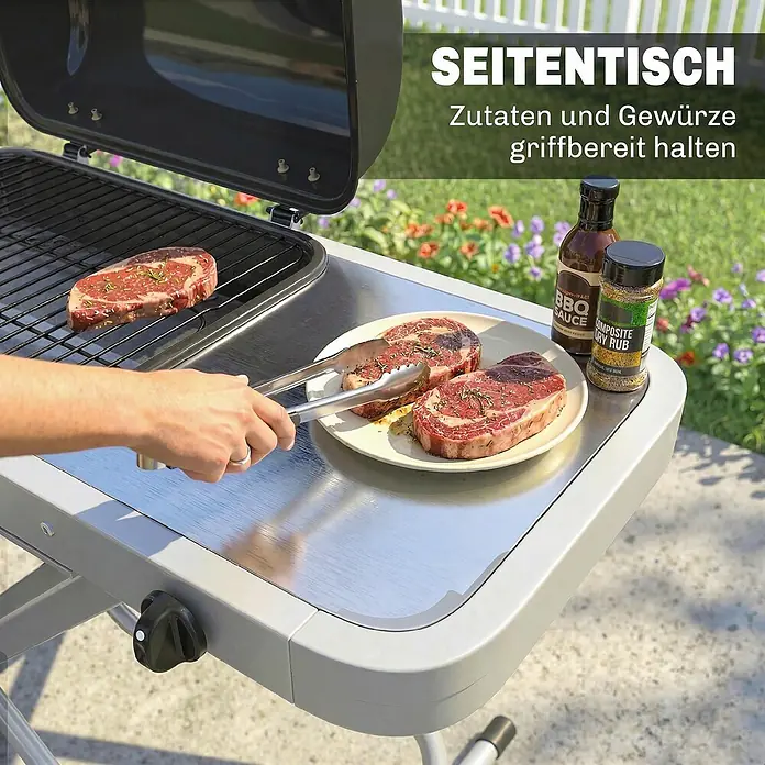 Outsunny Gasgrill - 2,5 kW, Anzahl Brenner: 1 Stk. - Tragbarer Grill mit Edelstahl-Seitentisch, darauf Steaks, Soßen und Gewürze. Eine Hand legt Fleisch auf eine Platte.