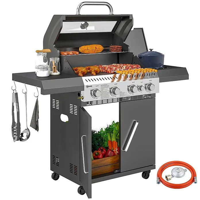 Outsunny Gasgrill - 12 kW, Anzahl Brenner: 5 Stk. - Dunkelgrauer Gasgrill aus Metall mit mehreren Brennern, Seitenablagen und offenem Schrank, auf dem Essen zubereitet wird. Ein Gasschlauch liegt daneben.