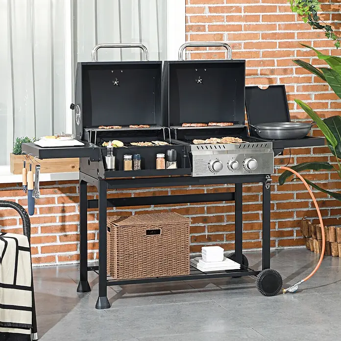 Outsunny Gasgrill - 3 kW, Anzahl Brenner: 3 Stk. - Schwarzer Metall-Grill mit Gas- und Holzkohle-Zonen, Seitenablagen und Rädern, im Einsatz zum Grillen im Freien.