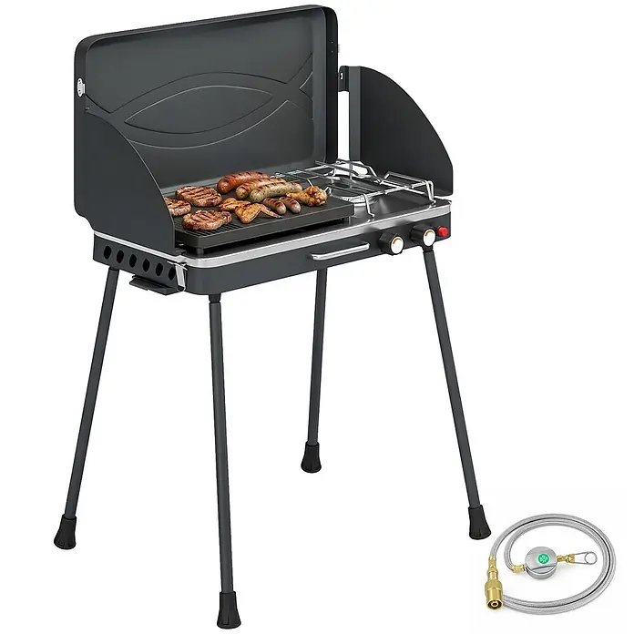 Outsunny Gasgrill - 7 kW, Anzahl Brenner: 2 Stk. - Dunkelgrauer tragbarer Gasgrill mit Speisen auf der Grillplatte und einem Gasbrenner, inklusive Gasschlauch mit Regler, auf schwarzen Beinen stehend.