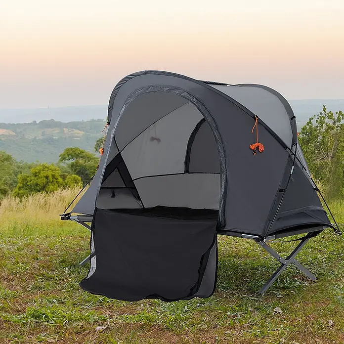 Outsunny Campingliege - Grau, B x T: 86 x 200 cm, Aluminium - Dunkelgraues erhöhtes Campingzelt (Zeltliege) mit orangefarbenen Akzenten, im Freien auf einem grasbewachsenen Hügel aufgebaut.