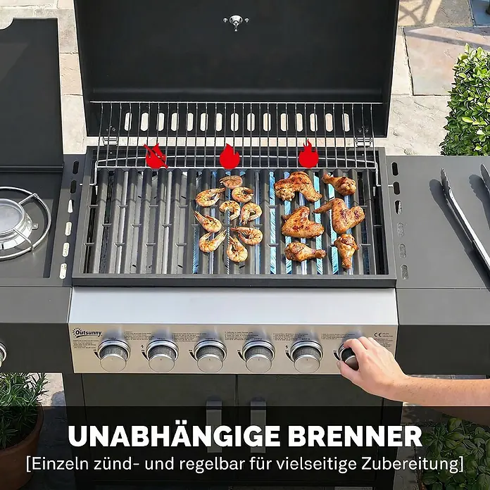 Outsunny Gasgrill - 17,8 kW, Anzahl Brenner: 7 Stk. - Dunkelgrauer Gasgrill mit Garnelen und Hähnchen auf dem Rost, blaue Flammen sichtbar, und eine Hand, die einen Drehknopf einstellt.