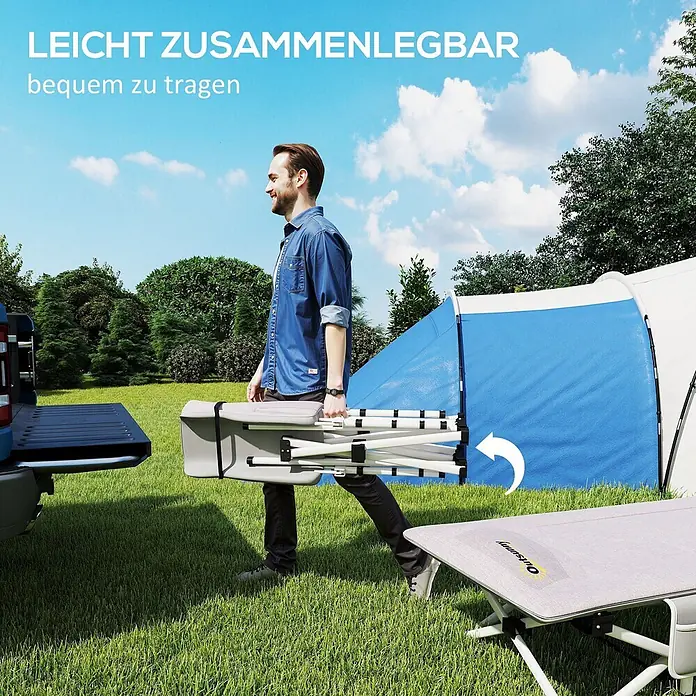 Outsunny Campingliege - Grau, B x T: 65 x 185 cm, Stahl, Klappbar - Ein Mann trägt ein zusammengeklapptes graues Feldbett zu einem Zelt, ein weiteres ist aufgestellt, was seine Tragbarkeit zeigt.
