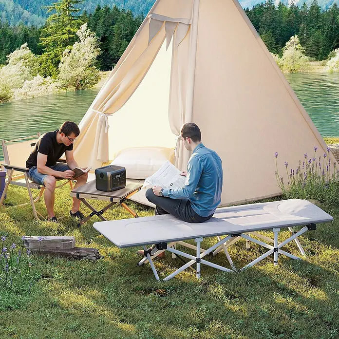 Outsunny Campingliege - Grau, B x T: 65 x 185 cm, Stahl, Klappbar - Graues Klapp-Feldbett, das von einem lesenden Mann am See neben einem Zelt genutzt wird.