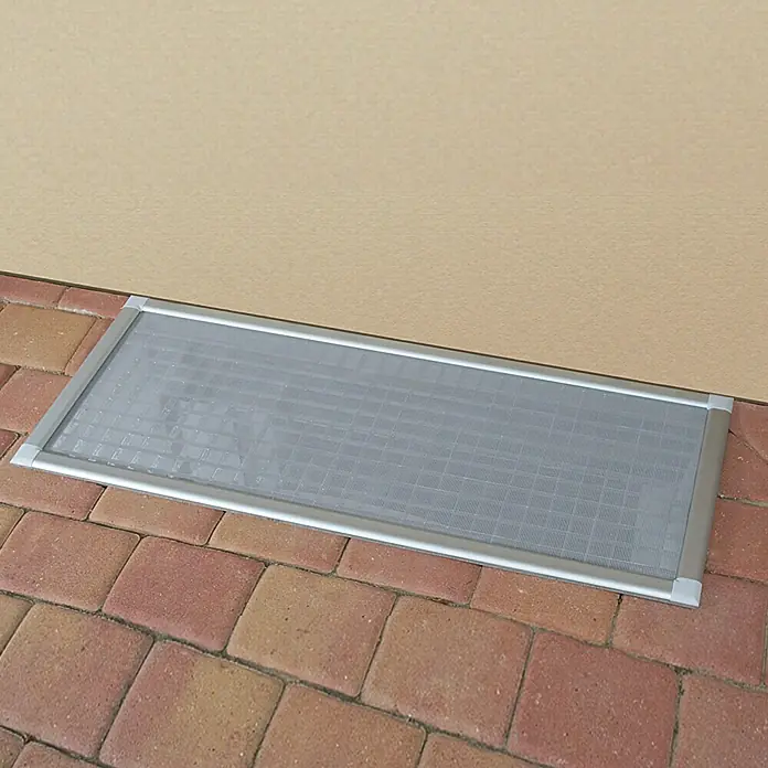 ACO Lichtschachtabdeckung - 115 x 60 cm, Bürstendichtung - Kellerfensterabdeckung aus Metall, ein praktisches Produkt, das Licht hereinlässt und gleichzeitig Ungeziefer abhält.