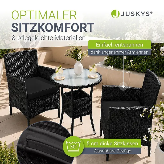 Juskys Gartentisch-Set Bayamo - Gesamtumfang: 3 -tlg., L x B x H: 58 x 58 x 85 cm, Auflagen: Stoffbezug (100 % Polyester) & Schaumstoff - Schwarzes Rattan-Bistroset mit zwei Stühlen und Glastisch auf einer Terrasse. Mit bequemen Armlehnen und dicken, waschbaren Kissen.