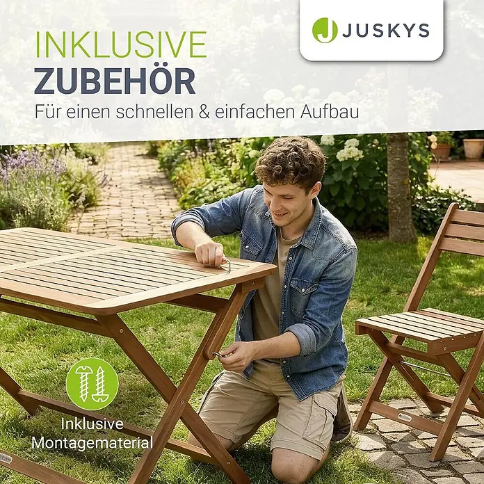 Juskys Gartentisch-Set Rimini - Gesamtumfang: 5 -tlg., L x B x H: 42 x 120 x 91 cm, Akazienholz, Klappbar - Mann montiert einen Holzgartentisch mit Zubehör, passender Stuhl daneben.