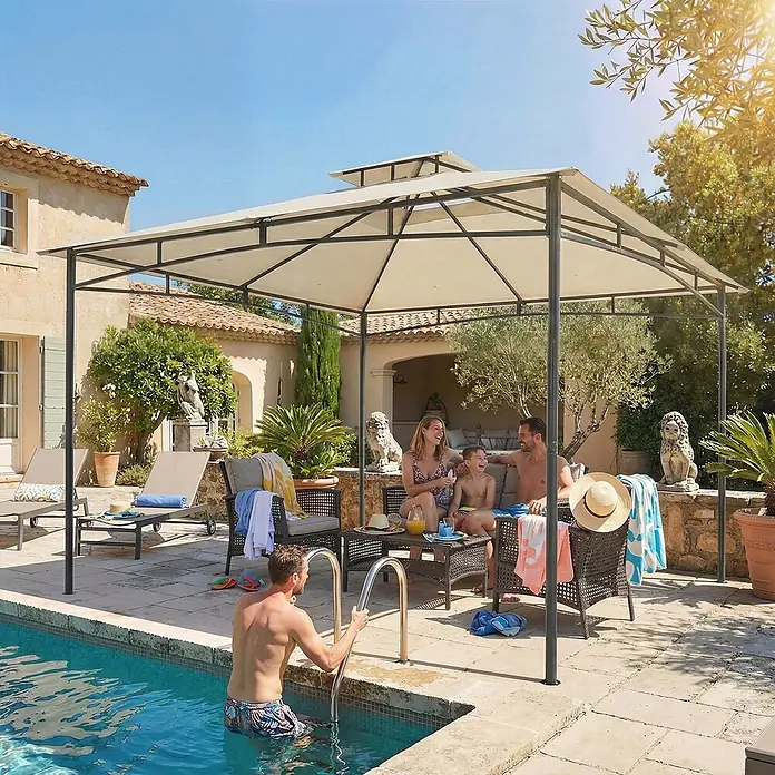 Outsunny Standard-Pavillon - Farbe Gestell: Dunkelgrau, Metall - Ein Metallgestell-Pavillon mit beigefarbenem Stoffdach spendet Schatten über einer Sitzgruppe am Pool, wo eine Familie entspannt.