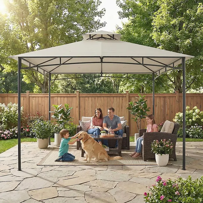 Outsunny Standard-Pavillon - Farbe Gestell: Dunkelgrau, Metall - Ein beiges Gartenpavillon mit schwarzem Metallrahmen spendet einer Familie mit Hund auf einer Terrasse Schatten.