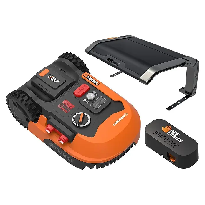 Worx PowerShare 20V Mähroboter-Set Landroid M700 Plus - 700 m², Schnittbreite: 18 cm, Induktionsgestützte Navigation, Begrenzungskabel - Oranger und schwarzer Mähroboter mit schwarzem Schutzdach und kleinem schwarzem "OFF LIMITS" Zubehör.