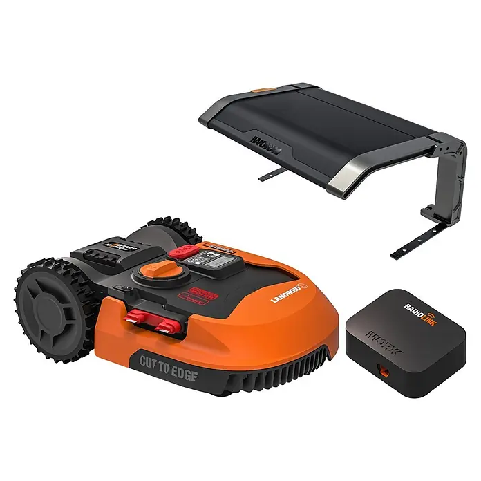 Worx PowerShare 20V Mähroboter-Set Landroid L2000 - 2.000 m², Schnittbreite: 22 cm, Induktionsgestützte Navigation, Begrenzungskabel - Ein orange-schwarzer Mähroboter, ein Schutzdach und ein RadioLink-Modul.