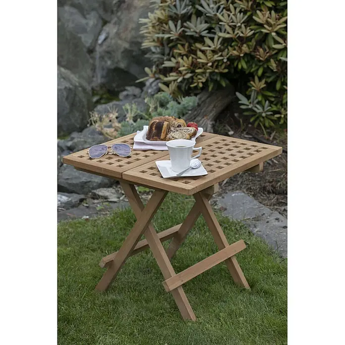 Bene Living Garten-Beistelltisch Devon - Teakholz, Klappbar, Rechteck, Natur - Klappbarer Teakholz-Gartentisch mit Lattenrostplatte, gedeckt für Kaffee und Kuchen.