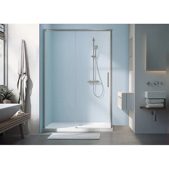 SanDesign Alu-Verbundplatte - 150 x 250 cm, Sky Blue - Moderne Glasdusche mit klarer Schiebetür und Edelstahlrahmen, installiert in einem hellblauen Badezimmer mit Duschsystem.