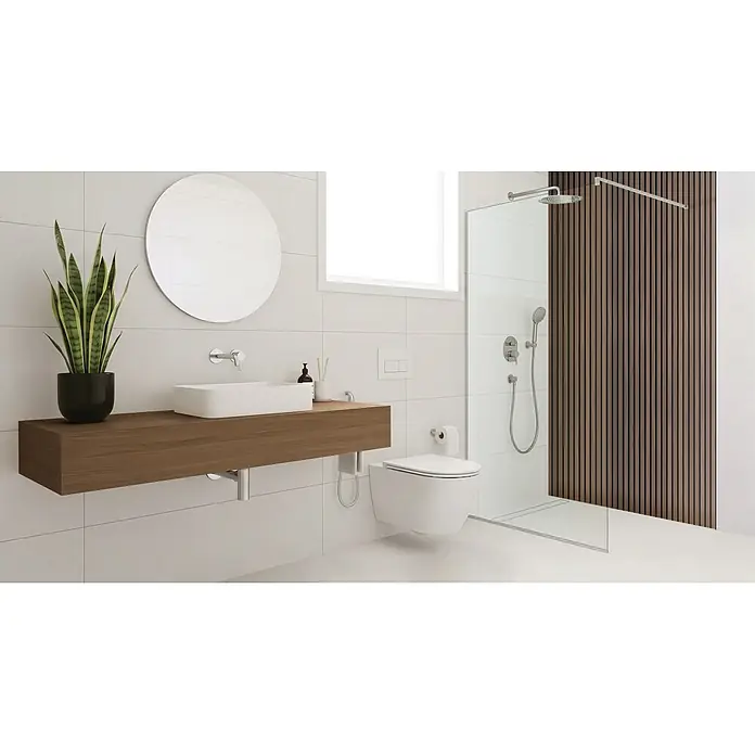 SanDesign Alu-Verbundplatte - 125 x 250 cm, Scandi Dark - Modernes Bad mit weißem Waschbecken auf Holzwaschtisch, Wand-WC und Glasdusche mit Holzlamellenwand.
