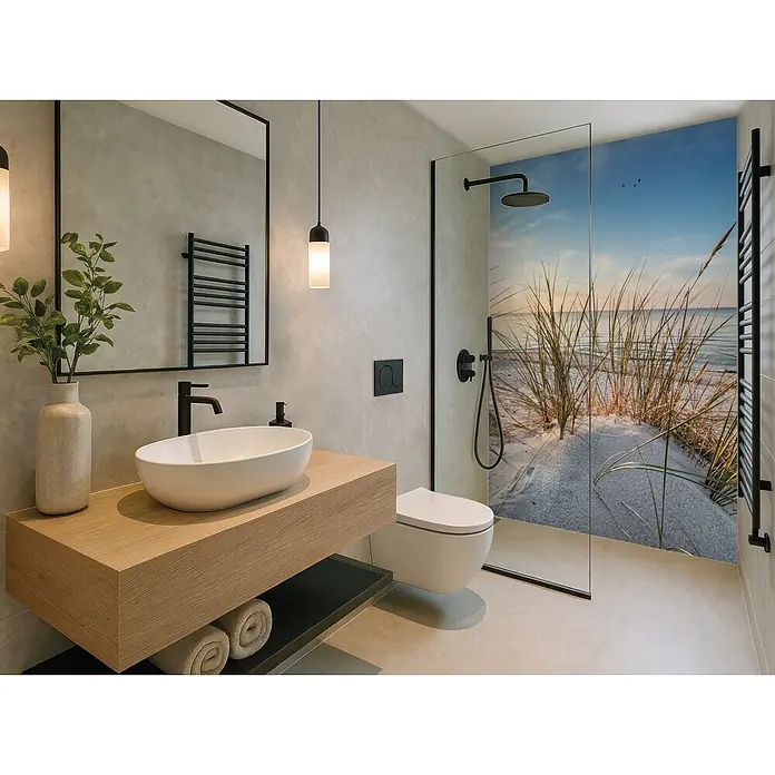 SanDesign Alu-Verbundplatte - 150 x 250 cm, Nordsee Düne 2 - Modernes Badezimmer mit Waschtisch aus hellem Holz, weißem Waschbecken und mattschwarzen Armaturen. Die Dusche zeigt eine immersive Strandwandmalerei.