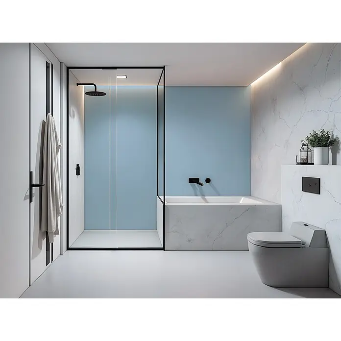 SanDesign Alu-Verbundplatte - 125 x 250 cm, Sky Blue - Ein modernes Badezimmer mit schwarz gerahmter Glasdusche, Badewanne mit Marmorverkleidung und Toilette, vor blauen und marmorierten Wänden.
