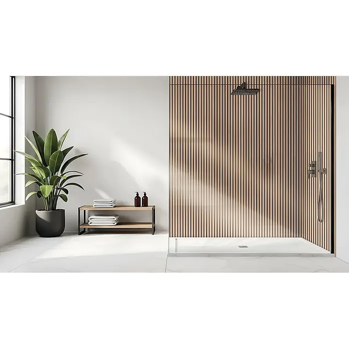 SanDesign Alu-Verbundplatte - 150 x 250 cm, Scandi Light - Moderne begehbare Dusche mit Lamellenwand aus Naturholz, Regendusche und Handbrause in einem hellen Badezimmer.