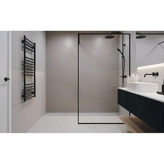 SanDesign Alu-Verbundplatte - 150 x 250 cm, Warm Grey - Minimalistisches Badezimmerdesign mit mattschwarzen Duscharmaturen, Handtuchhalter und modernem Waschtisch.