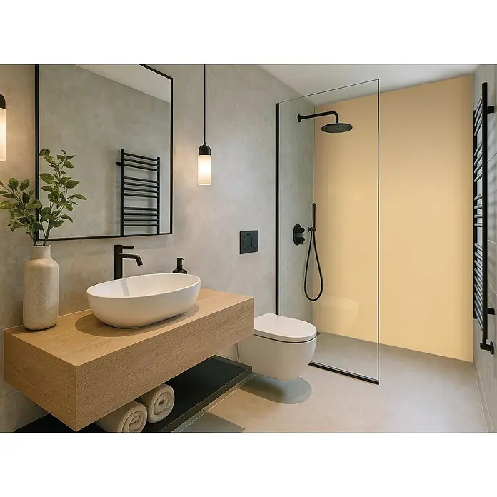 SanDesign Alu-Verbundplatte - 150 x 250 cm, Wheat Yellow - Modernes Badezimmer mit Holzwaschtisch, weißem Aufsatzwaschbecken, schwarzen Armaturen und eleganter Glasduschkabine.