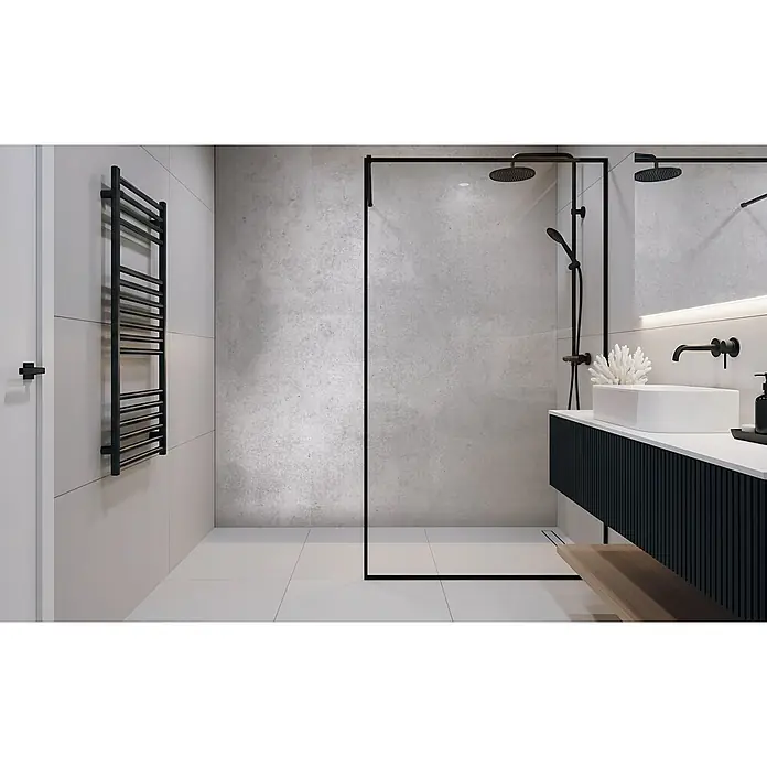 SanDesign Alu-Verbundplatte - 150 x 250 cm, Beton - Modernes Badezimmer mit schwarzem Handtuchwärmer, Glasdusche, schwarzen Armaturen und weißem Waschbecken auf schwarzem Waschtisch.