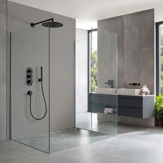 SanDesign Alu-Verbundplatte - 125 x 250 cm, Warm Grey - Mattschwarzes Duschsystem mit Regen- und Handbrause in einer modernen begehbaren Dusche mit Glaswänden.