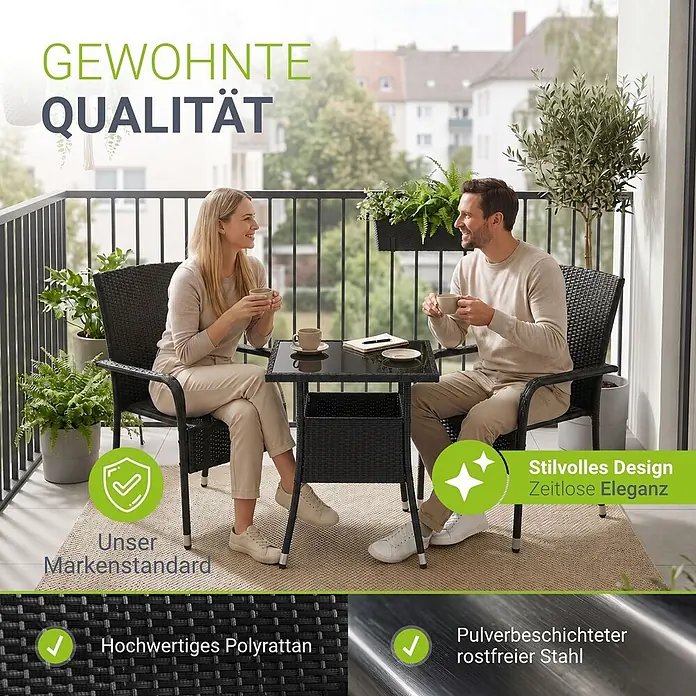 Juskys Gartentisch Yoro - L x B x H: 60 x 60 x 73 cm, Polyrattan, schwarz - Schwarzes Polyrattan-Bistroset mit zwei Stühlen und einem Tisch auf einem Balkon.