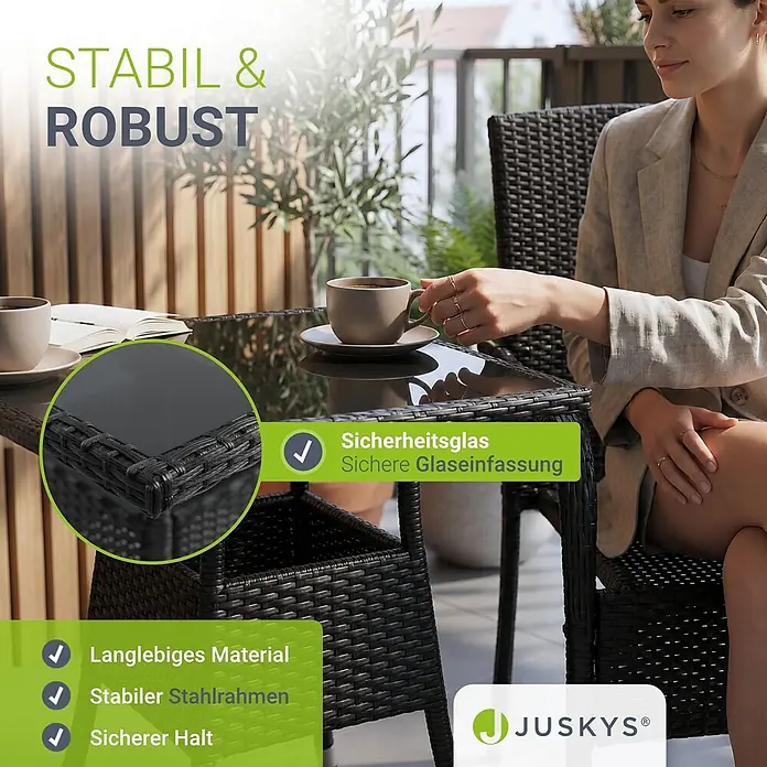 Juskys Gartentisch Yoro - L x B x H: 80 x 80 x 73 cm, Polyrattan, Schwarz - Schwarze Rattan-Gartenmöbel mit Glasplatte, von einer Frau beim Kaffeetrinken auf dem Balkon genutzt.