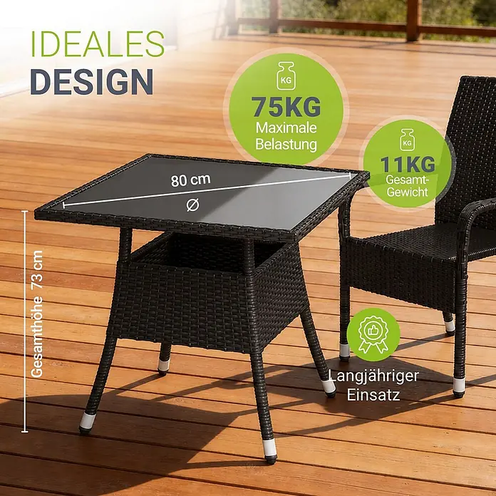 Juskys Gartentisch Yoro - L x B x H: 80 x 80 x 73 cm, Polyrattan, Schwarz - Dunkelbrauner Gartentisch im Rattan-Stil mit Glasplatte und passendem Stuhl auf Holzterrasse.