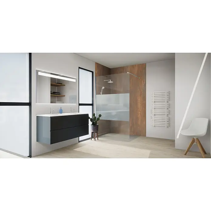 SanDesign Alu-Verbundplatte - 125 x 250 cm, Rost - Modernes Badezimmer mit dunklem Doppelwaschtisch, beleuchtetem Spiegel, begehbarer Dusche mit Glasabtrennung und weißem Handtuchwärmer.
