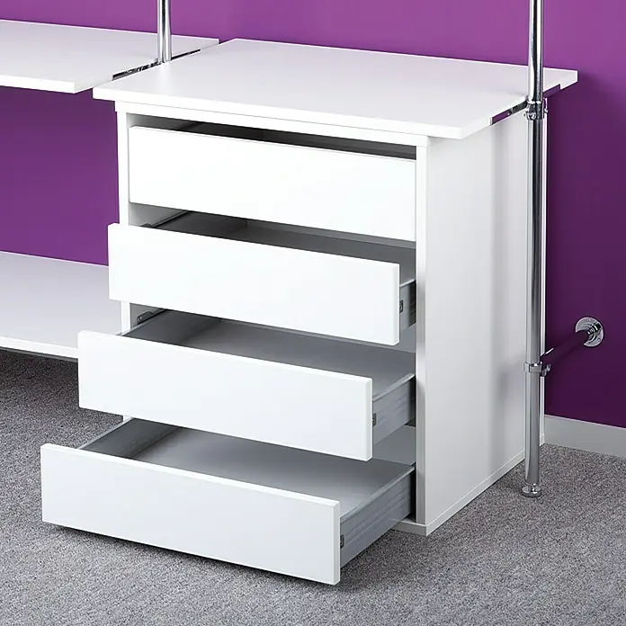 Room Plaza Inside Smart Schubkastenblock - Anzahl Schubladen: 4 Stk., 600 x 681 mm, Tiefe: 500 mm, Melamin Mini Perl, Weiß - Eine weiße Kommode mit vier Schubladen, die teilweise geöffnet sind, vor einem lila Hintergrund. Die Schubladen haben silberne Griffe.