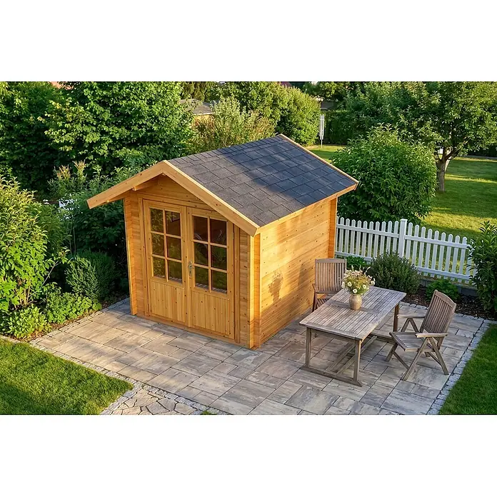 Alpholz Gartenhaus Palma 28mm Wandstärke - Außenmaß inkl. Dachüberstand (B x T): 260 x 261 cm, Holz, Pinie - Hellbraunes Holz-Gartenhaus mit dunkelgrauem Schindeldach und Glastüren, auf einer Terrasse mit Gartenmöbeln.