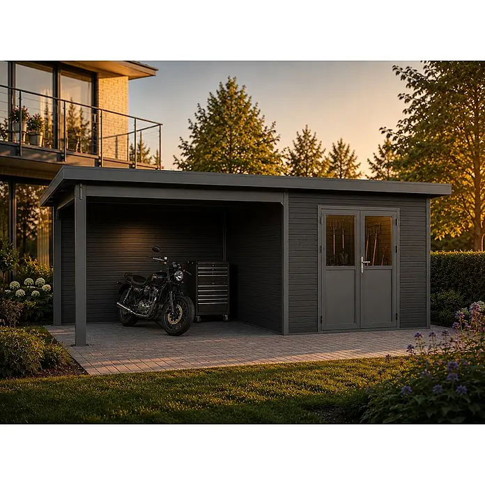 Linholm Gartenhaus Linia 5228 mit Anbaudach und Rückwand, inkl. Dachrinnen-Set, Anthrazit - Außenmaß inkl. Dachüberstand (B x T): 560 x 330 cm, Anthrazit - Dunkelgrauer Carport mit integriertem Schuppen. Ein Motorrad steht darin, Gartengeräte sind im Schuppen sichtbar.