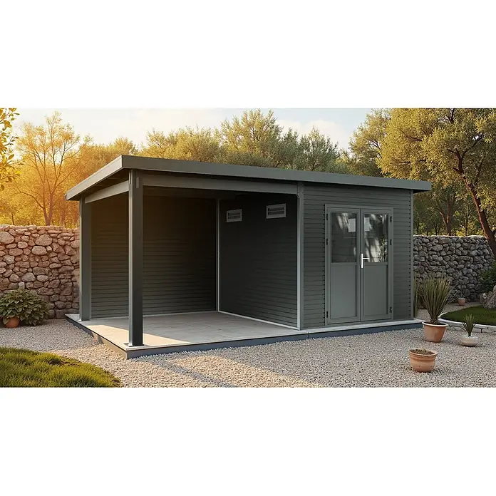 Linholm Gartenhaus Linia 5228 mit Anbaudach und Rückwand, inkl. Dachrinnen-Set, Anthrazit - Außenmaß inkl. Dachüberstand (B x T): 560 x 330 cm, Anthrazit - Dunkelgraues Gartenhaus mit integriertem Carport und Flachdach, platziert in einem Kiesgarten.