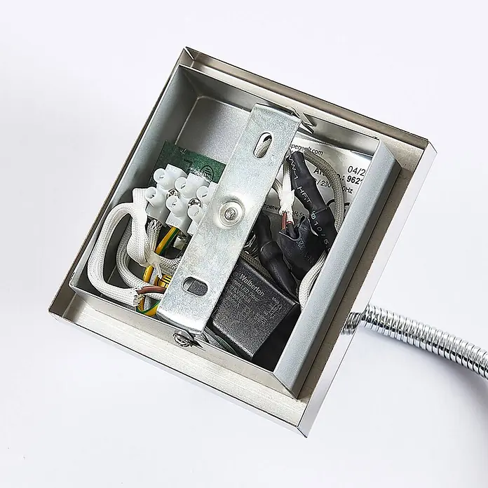 Lindby Wandleuchte Berfin - chrom / silber, chrom / silber - Innenansicht einer quadratischen Wandleuchte aus gebürstetem Metall mit Verkabelung, Klemme, LED-Treiber und flexiblem Rohr.