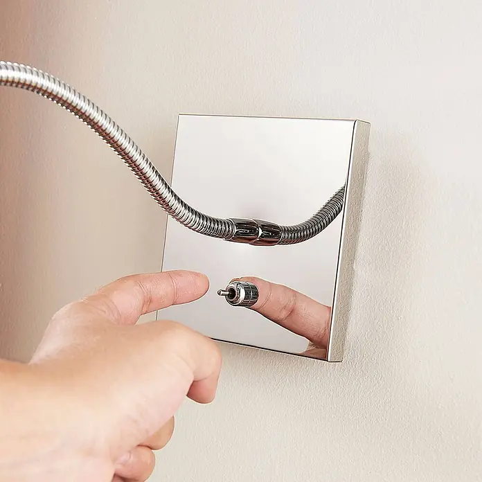 Lindby Wandleuchte Berfin - chrom / silber, chrom / silber - Hand betätigt Kippschalter an quadratischer verchromter Wand-Schwanenhalslampe.