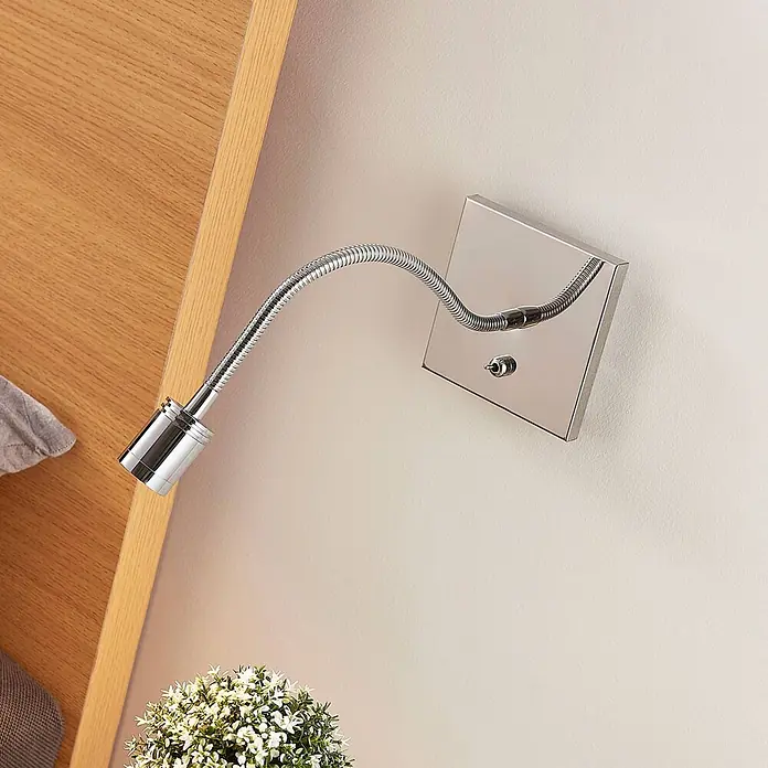 Lindby Wandleuchte Berfin - chrom / silber, chrom / silber - Chromfarbene Wandleselampe mit flexiblem Arm und Kippschalter, an einer Wand installiert.