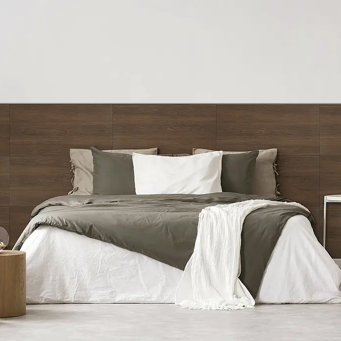 Panel de pared Madera - 60 x 30 cm, Madera oscura, 2 ud. - Dormitorio moderno con cama con funda nórdica verde oliva, sábanas blancas y manta blanca sobre un cabecero de madera oscura.